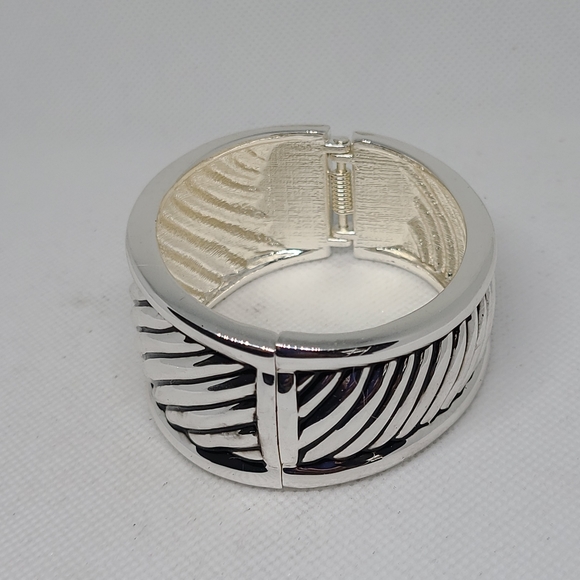 Premier Design Hinged Bracelet 7” Chunky Statement Bangle Silver Tone - Picture 3 of 9